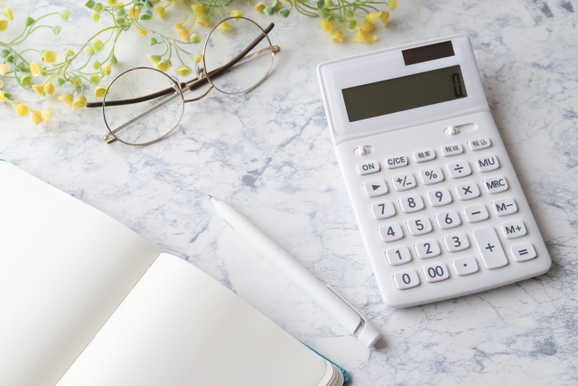 電卓と家計簿のイメージ