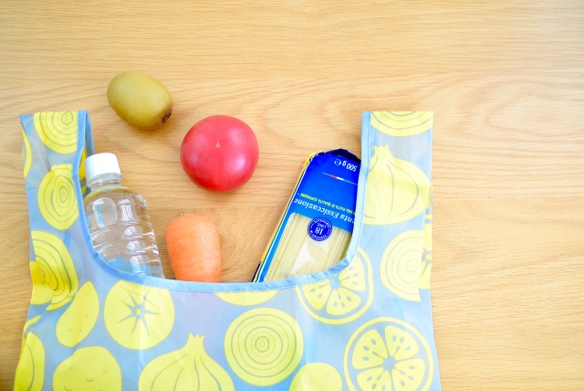 スーパーでの買い物のイメージ